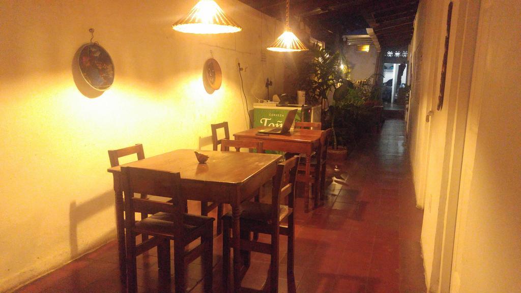Casa Nica Leon Hostel Exterior photo