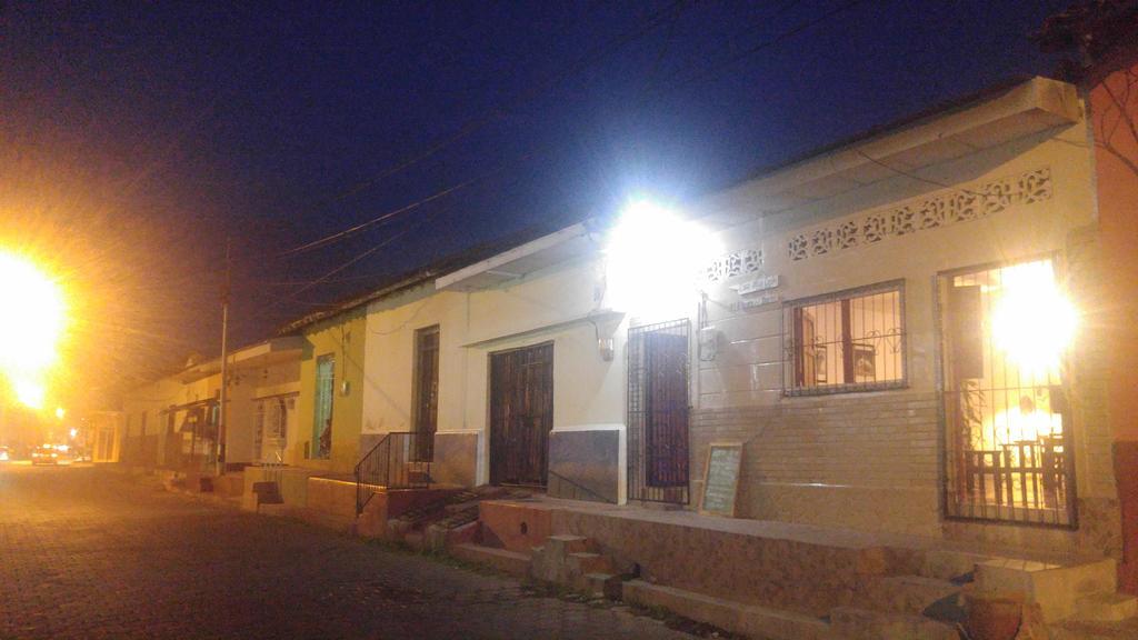 Casa Nica Leon Hostel Exterior photo