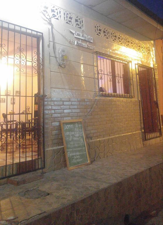 Casa Nica Leon Hostel Exterior photo