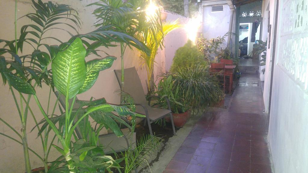 Casa Nica Leon Hostel Exterior photo